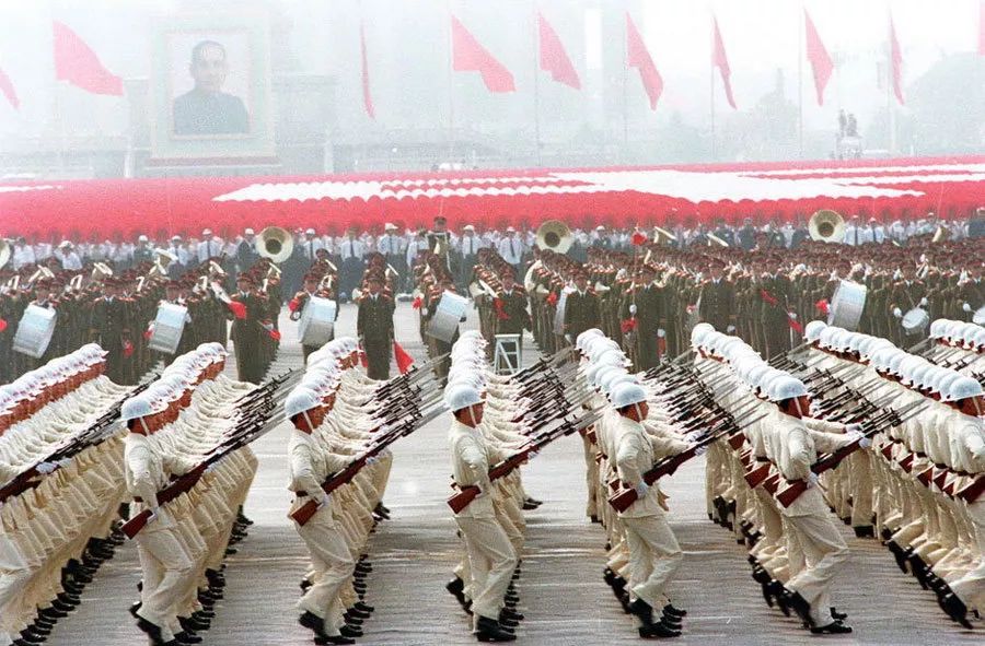 中國(guó)閱兵史上的霸氣瞬間，回顧1984年的閱兵盛況，中國(guó)閱兵史上的霸氣瞬間，回顧1984年閱兵盛況的震撼瞬間