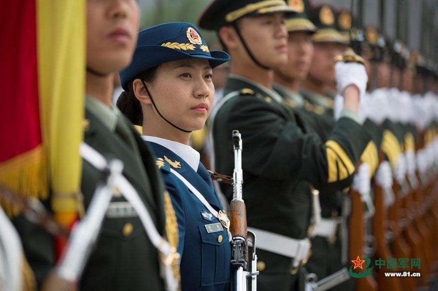 三軍儀仗隊女兵中隊，展現(xiàn)新時代巾幗英雄風(fēng)采，三軍儀仗隊女兵中隊，新時代巾幗英雄的風(fēng)采展現(xiàn)