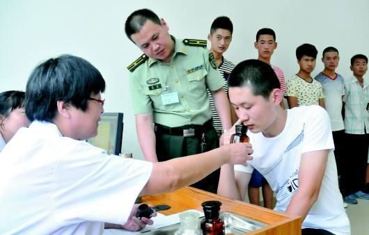 男兵體檢的尷尬圖，理解與尊重的重要性，男兵體檢中的尊重與理解的必要性，尷尬瞬間的思考