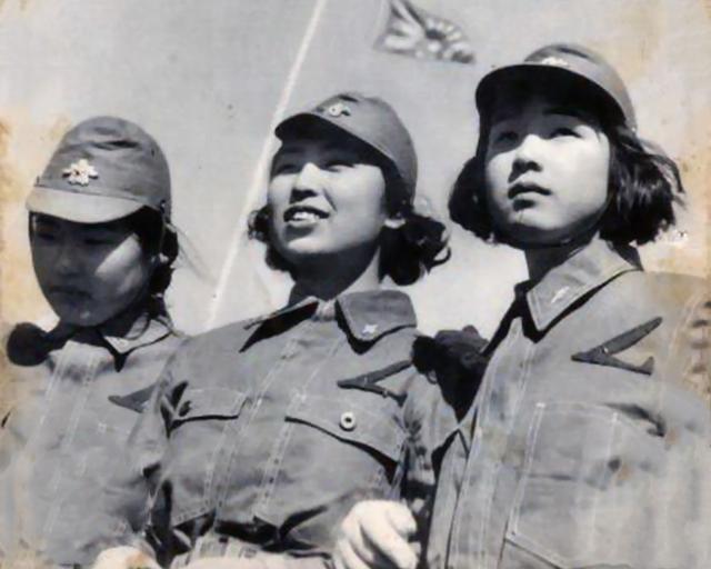中國女兵敬禮圖片，展現(xiàn)力量與榮耀的象征，中國女兵敬禮，力量與榮耀的展現(xiàn)