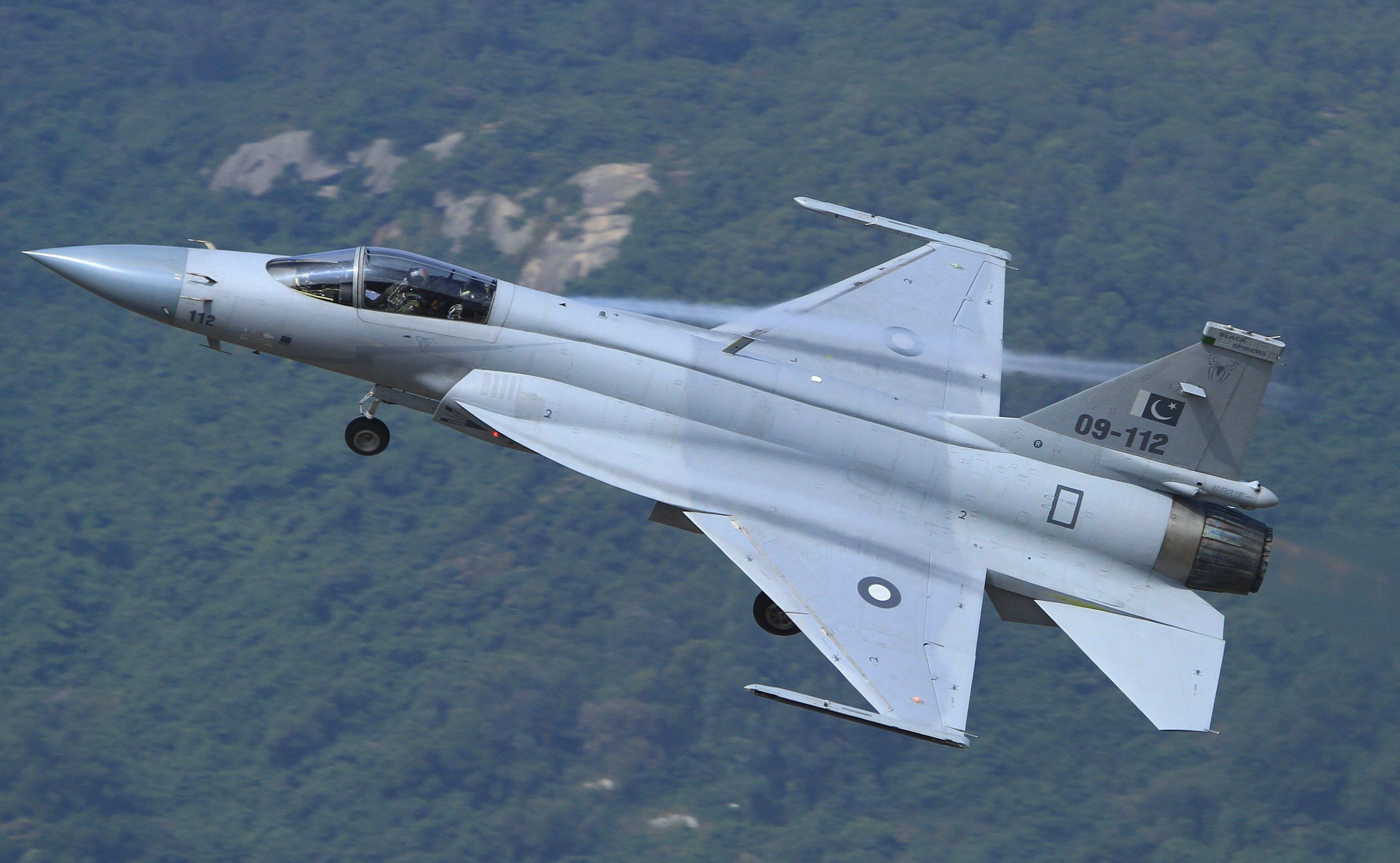 梟龍戰(zhàn)斗機(jī)圖片，展現(xiàn)中國(guó)空軍力量的驕傲，梟龍戰(zhàn)斗機(jī)風(fēng)采，中國(guó)空軍力量的驕傲圖片展示