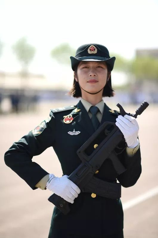國(guó)慶閱兵最美女兵，榮光背后的堅(jiān)韌與毅力