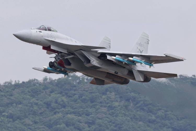 殲-15T，新一代艦載戰(zhàn)斗機(jī)的優(yōu)勢(shì)與挑戰(zhàn)，殲-15T新一代艦載戰(zhàn)斗機(jī)的優(yōu)勢(shì)與挑戰(zhàn)解析