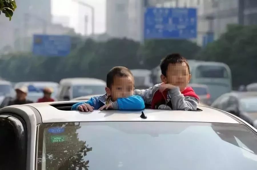 男孩冒險(xiǎn)行為警示，15秒內(nèi)兩次將半個(gè)身子探出車窗，男孩冒險(xiǎn)行為警示，車窗探身危險(xiǎn)，15秒內(nèi)連續(xù)兩次驚險(xiǎn)瞬間