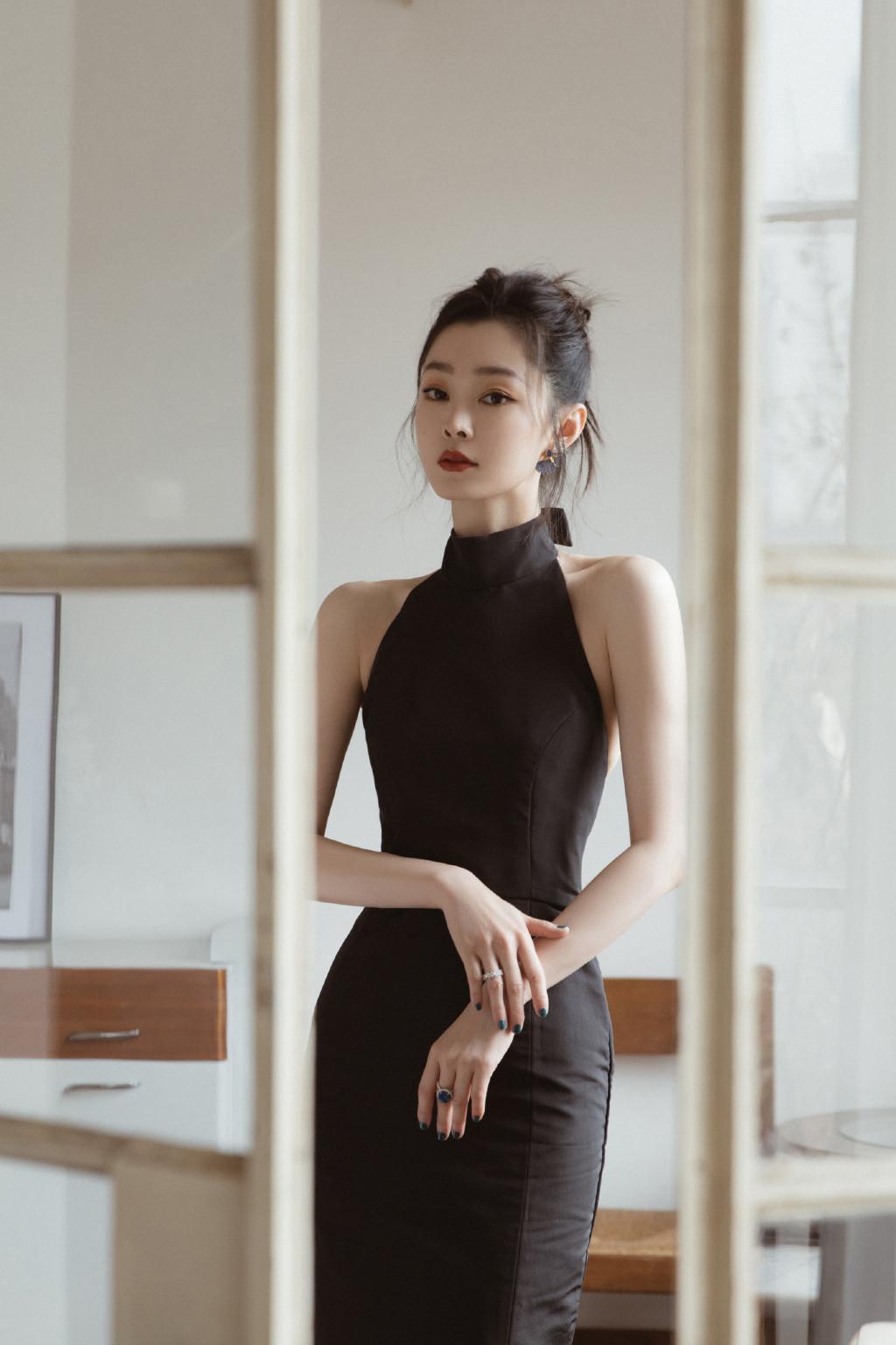 劉亦菲微博之夜禮服，璀璨奪目，盡顯優(yōu)雅風(fēng)采，劉亦菲微博之夜禮服，璀璨展現(xiàn)優(yōu)雅風(fēng)采