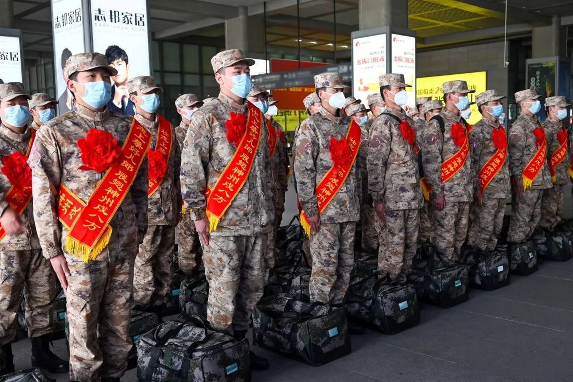 探索未來戰(zhàn)士風采，2023新式軍裝圖片展示，未來戰(zhàn)士風采揭秘，2023新式軍裝圖片展示