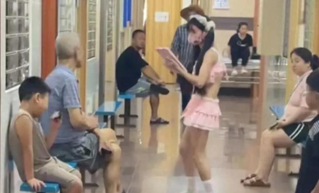 關(guān)于被打女孩穿著暴露事件的深度探討，被打女孩事件背后的穿著暴露問題深度剖析