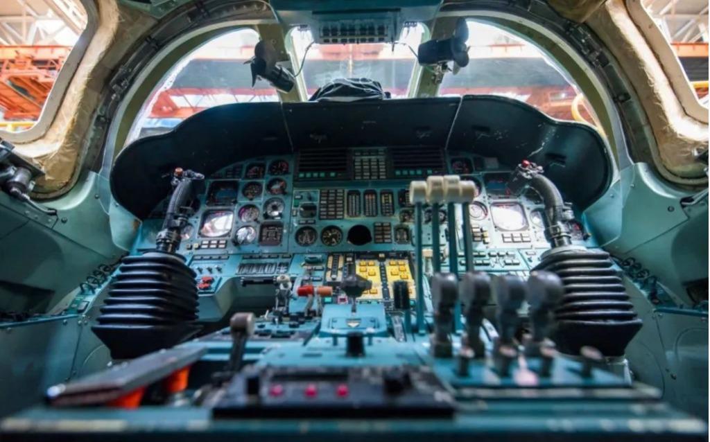 圖-160轟炸機，深入解析俄羅斯空中巨無霸的卓越性能與戰(zhàn)略價值，俄羅斯空中巨無霸，圖-160轟炸機的卓越性能與戰(zhàn)略價值解析