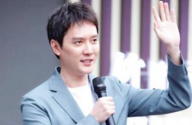 馮紹峰是哪里人？深度解析馮紹峰的背景與故事，馮紹峰背景揭秘，深度解析其籍貫與故事