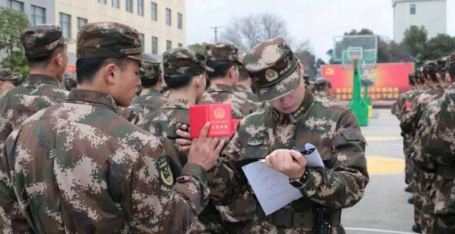 關(guān)于在校大學(xué)生是否應(yīng)該去當兵的思考與建議，在校大學(xué)生是否應(yīng)參軍的深度思考及建議
