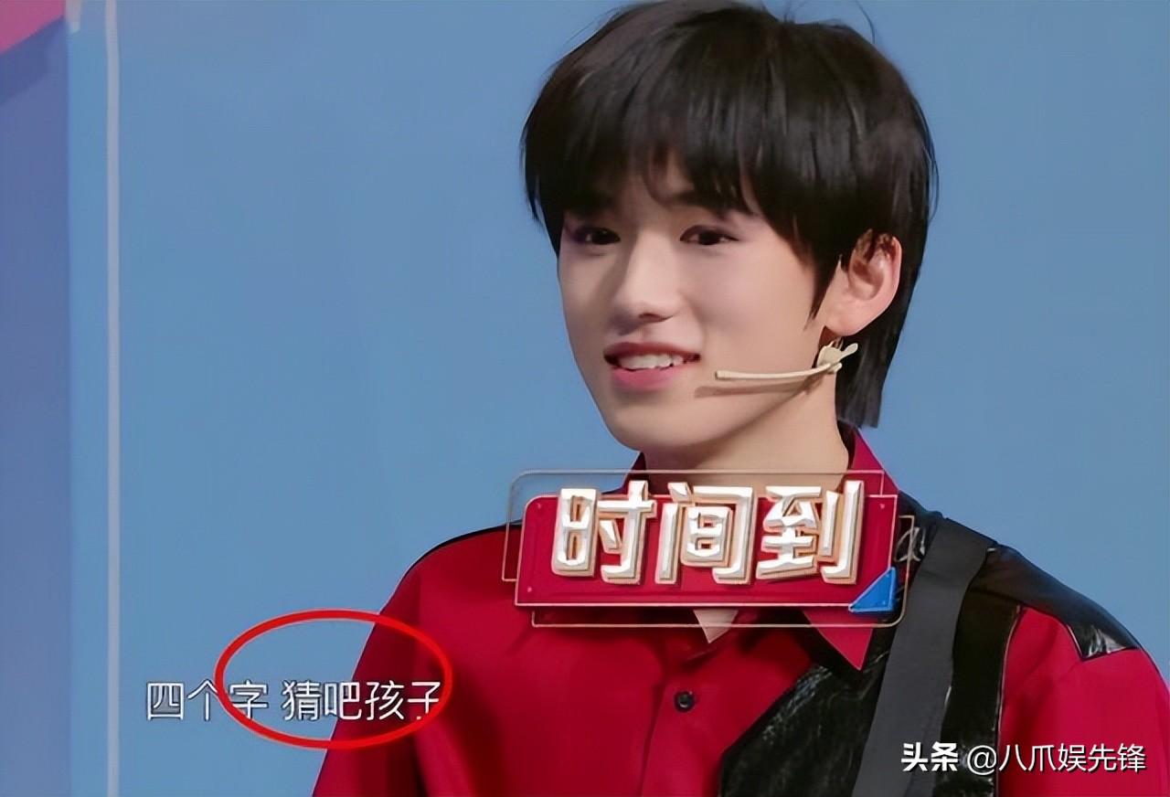 關(guān)曉彤與宋亞軒的熒幕之吻背后的故事，鹿晗的反應(yīng)引人遐想，鹿晗反應(yīng)引熱議，關(guān)曉彤與宋亞軒熒幕之吻背后的故事揭秘